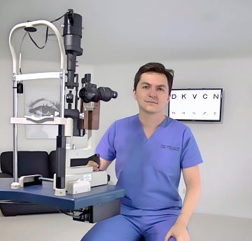 Dr. Paolo Solano Leal, Oftalmólogo Oculoplástico